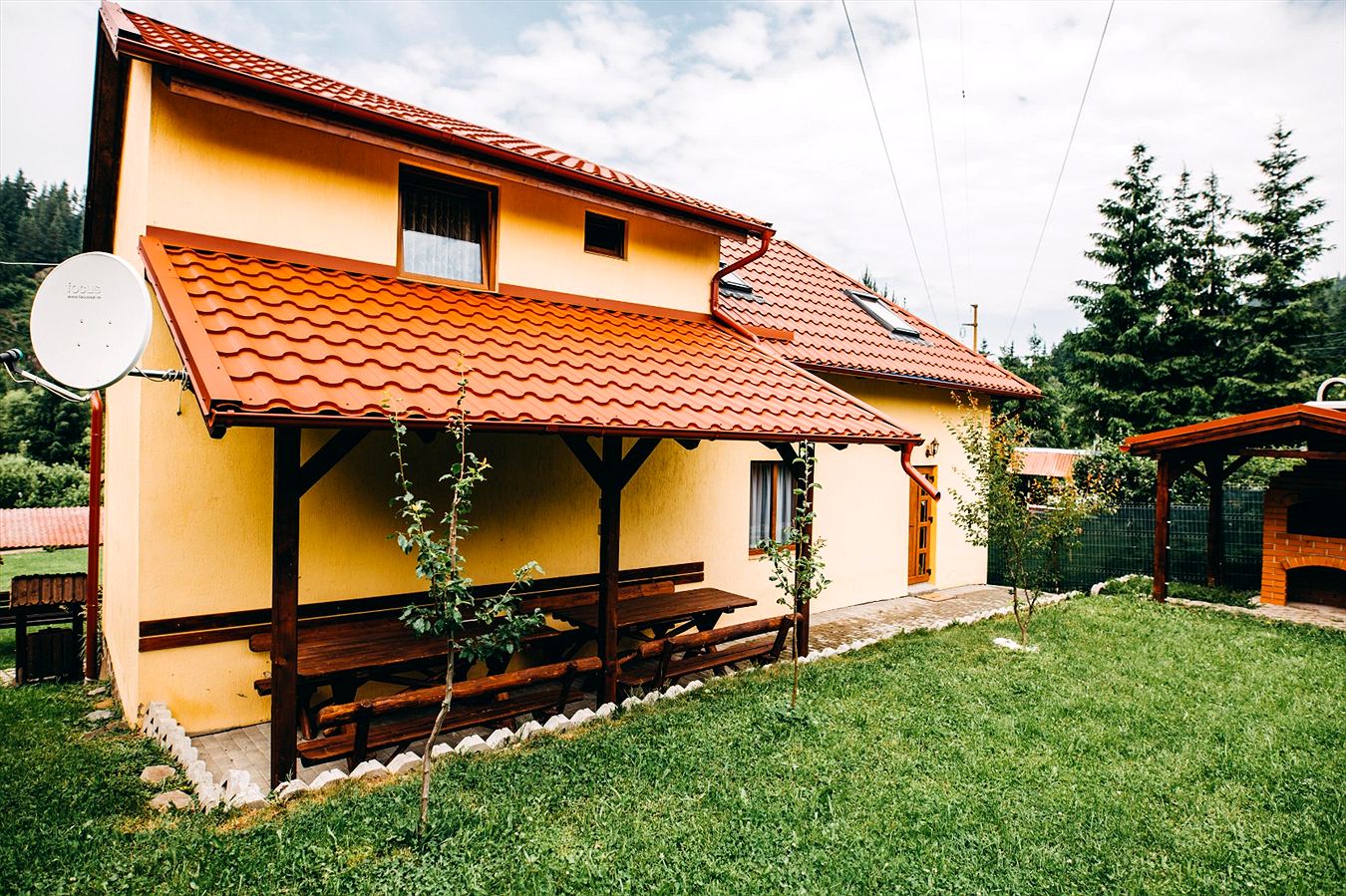A ház fedett terasza és udvara