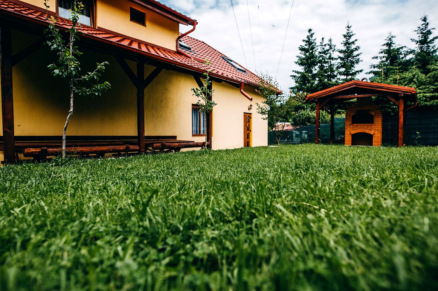 Fedett kemence és a hosszú asztal