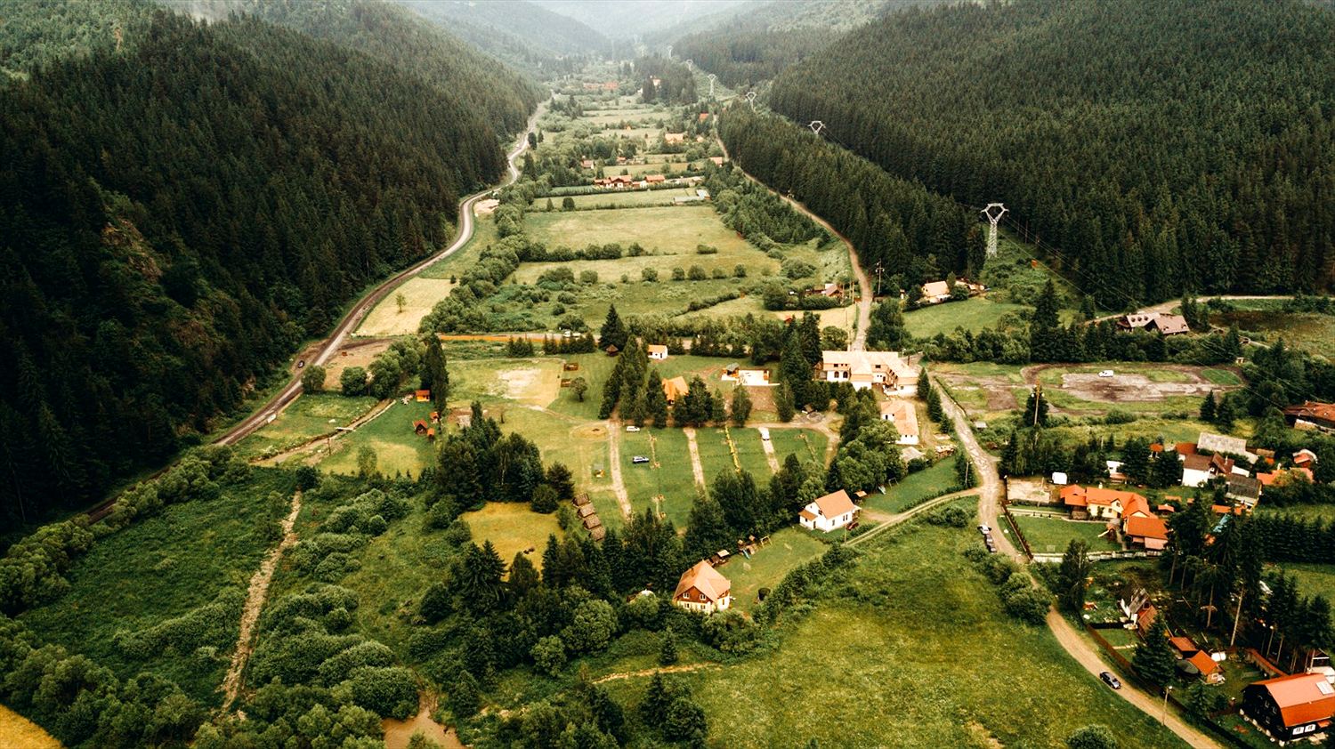 Légi felvétel a völgyről